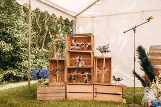 décoration cérémonie laïque mariage exterieure avec meubles en bois et vases fleuris