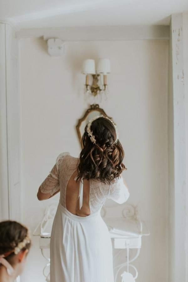 coiffure de mariage avec cheveux bouclés semi-lachés