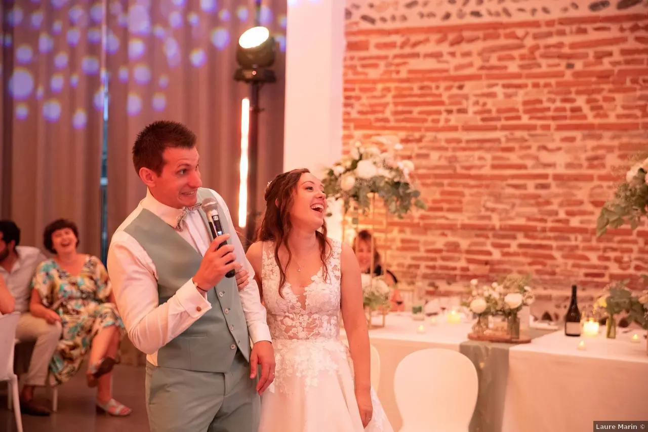 mariés qui dévouvrent video de mariage, idee video mariage rigolote, qui des deux est le plus...
