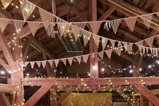 décoration de plafond pour mariage avec guirlandes de fanions