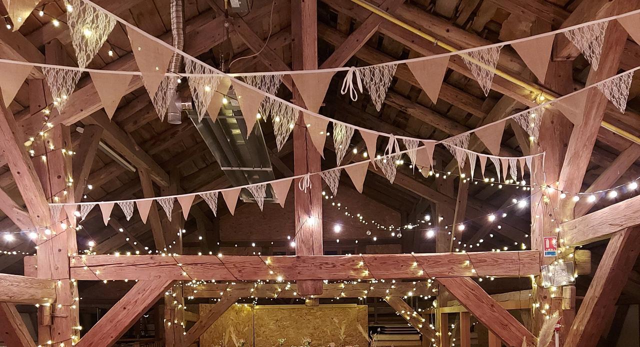 décoration de plafond pour mariage avec guirlandes de fanions