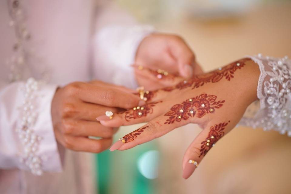 main de la mariée tatouée au henné avec des strass