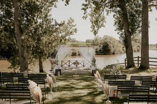 décoration cérémonie laïque champetre avec fleurs et arche de mariage avec voilage blanc