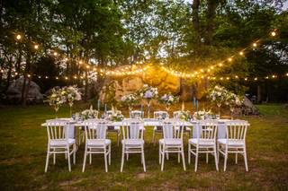 guirlande lumineuse mariage suspendue au dessus de la table de reception