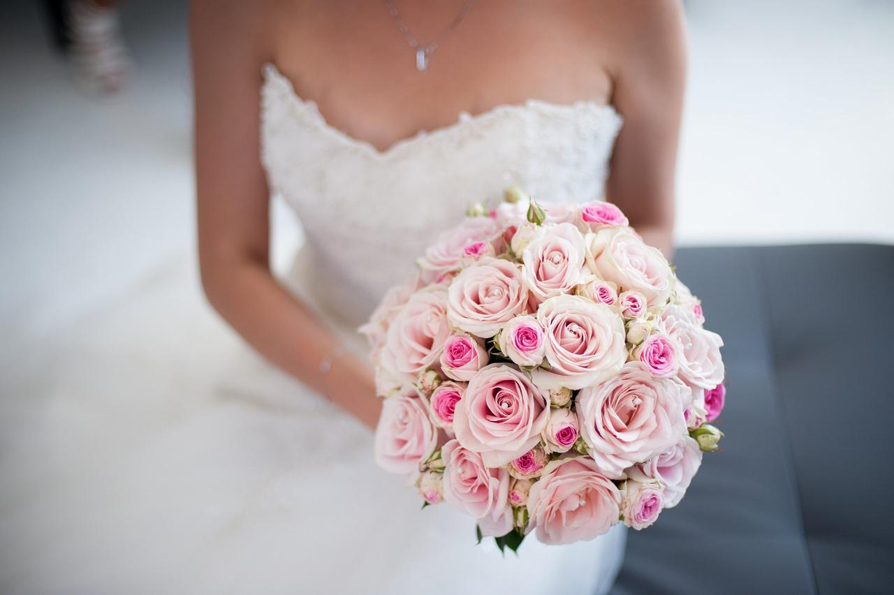 bouquet de mariée forme ribd avec roses roses