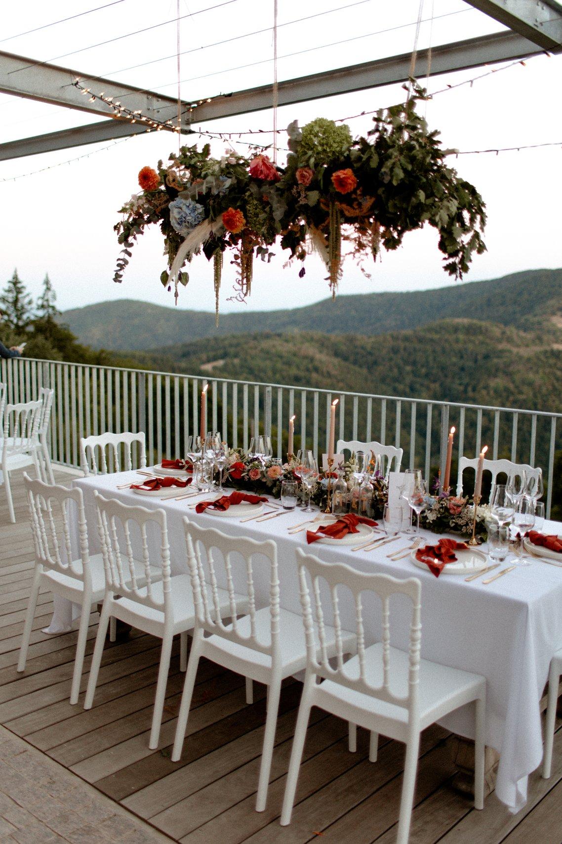 décoration de plafond pour mariage avec suspension florale