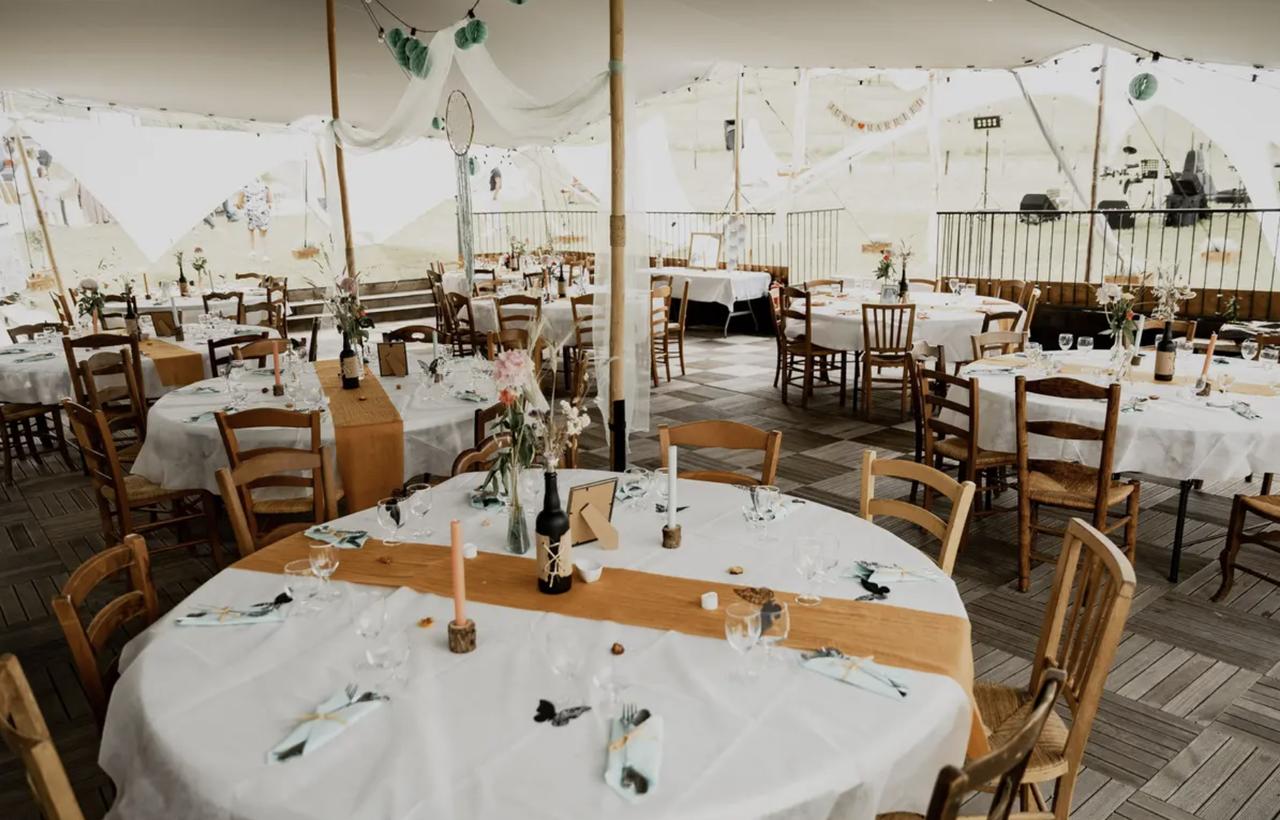 salle reception interieure avec tables rondes et chaises en bois, domaine mariage pas cher