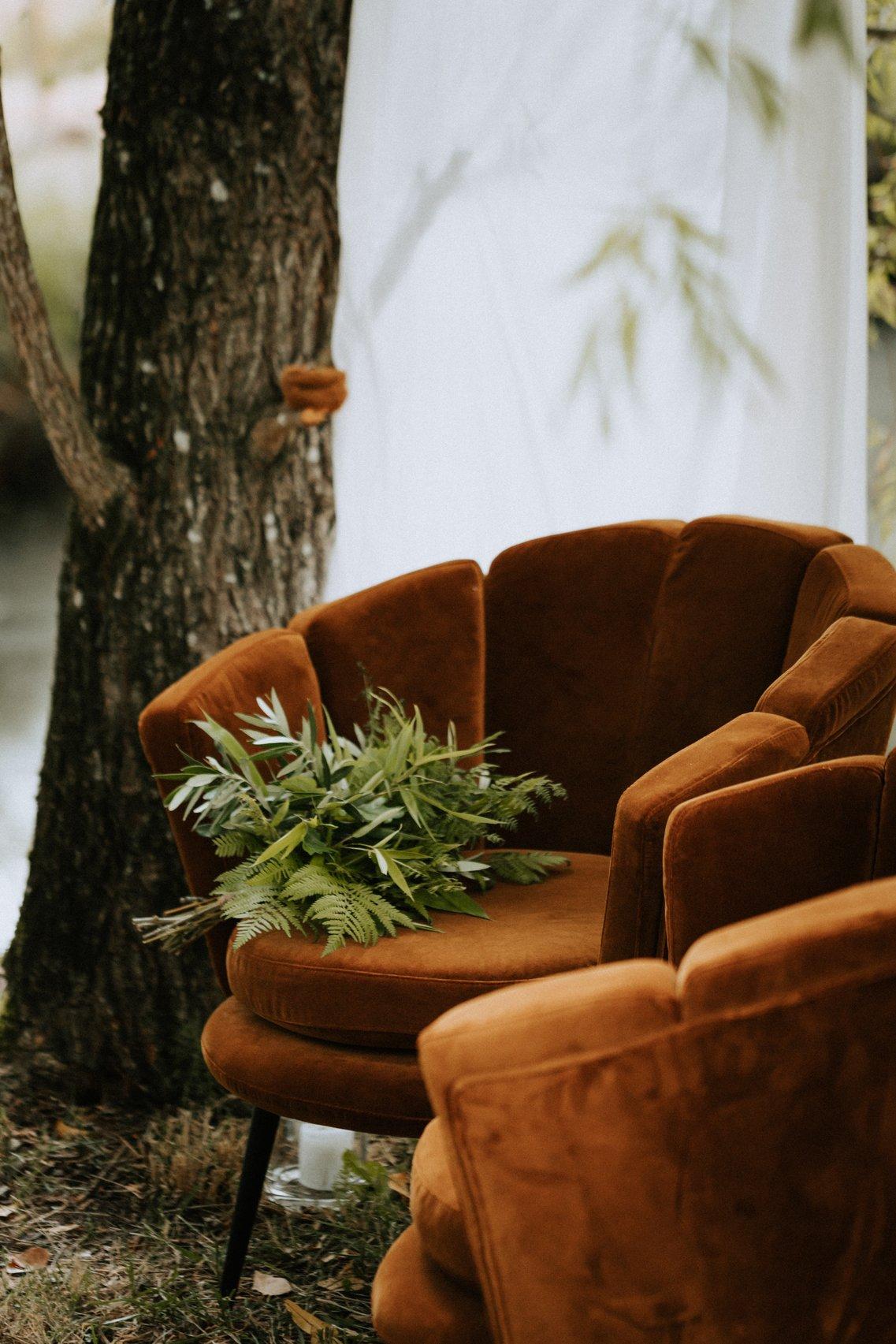 décoration cérémonie laïque mariage vintage avec fauteuils des mariés marrons