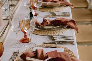 deco table inspiration mariage mocha mousse, couleur pantone 2025