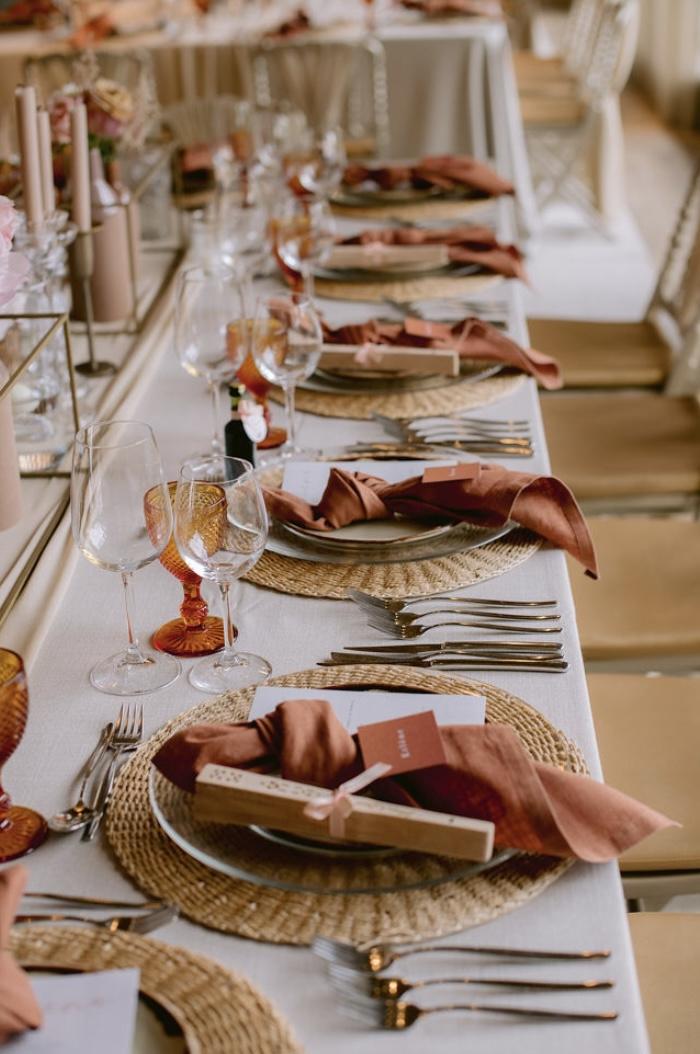 deco table inspiration mariage mocha mousse, couleur pantone 2025