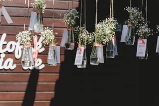 plan de table mariage avec pots de fleurs suspendu