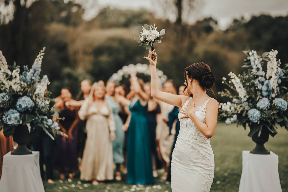 10 idées originales pour lancer votre bouquet de mariée