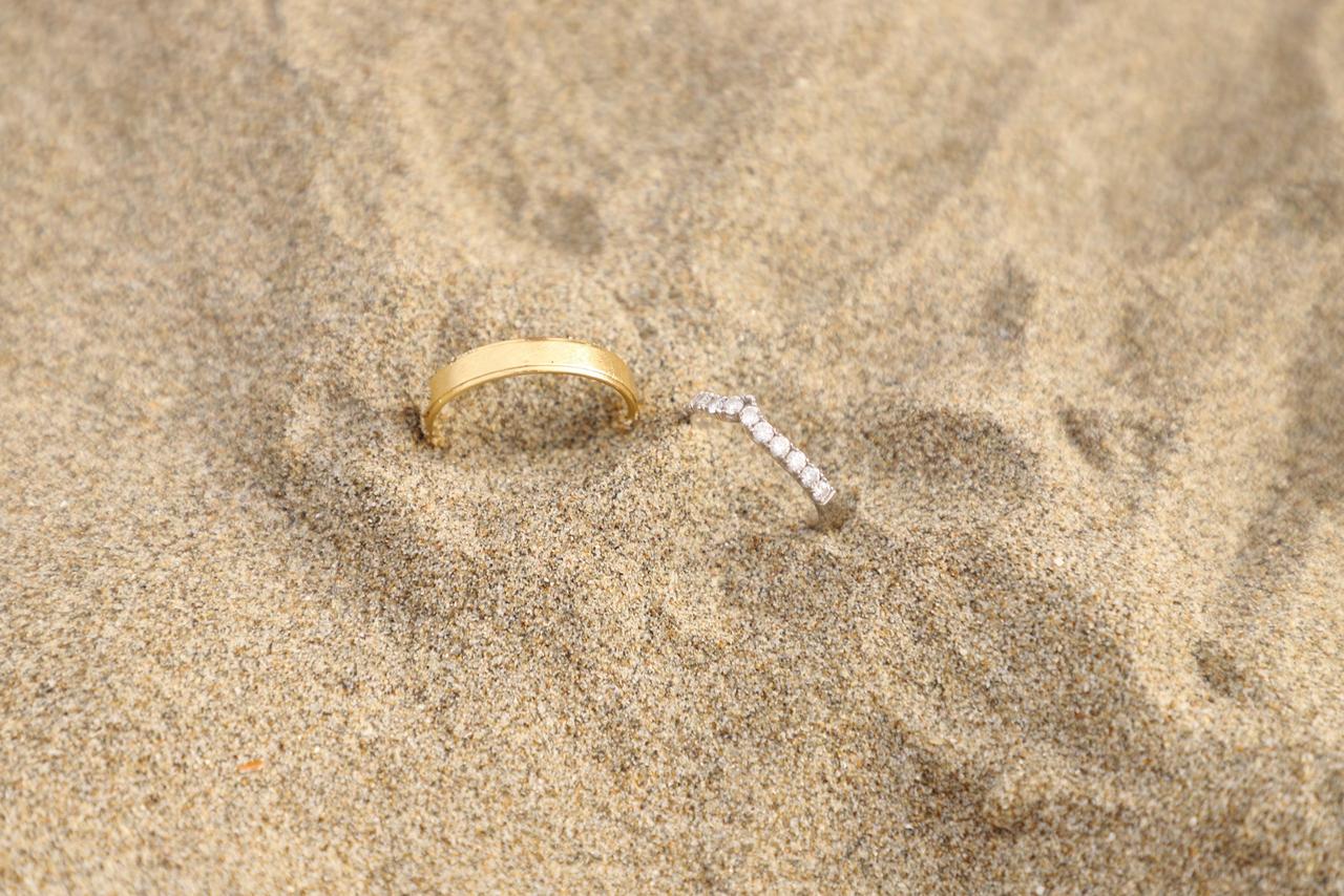 mariage sur la plage alliances dans le sable