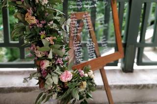 plan de table mariage original avec chevalet en bois et fleurs