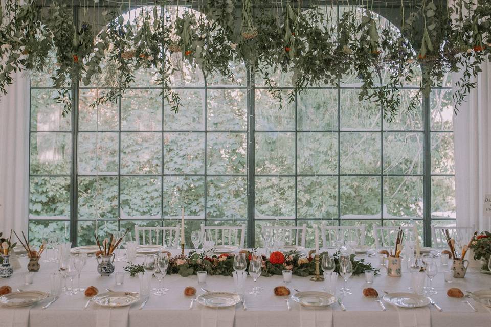 Décoration de plafond pour mariage : 40 idées avec des fleurs suspendues