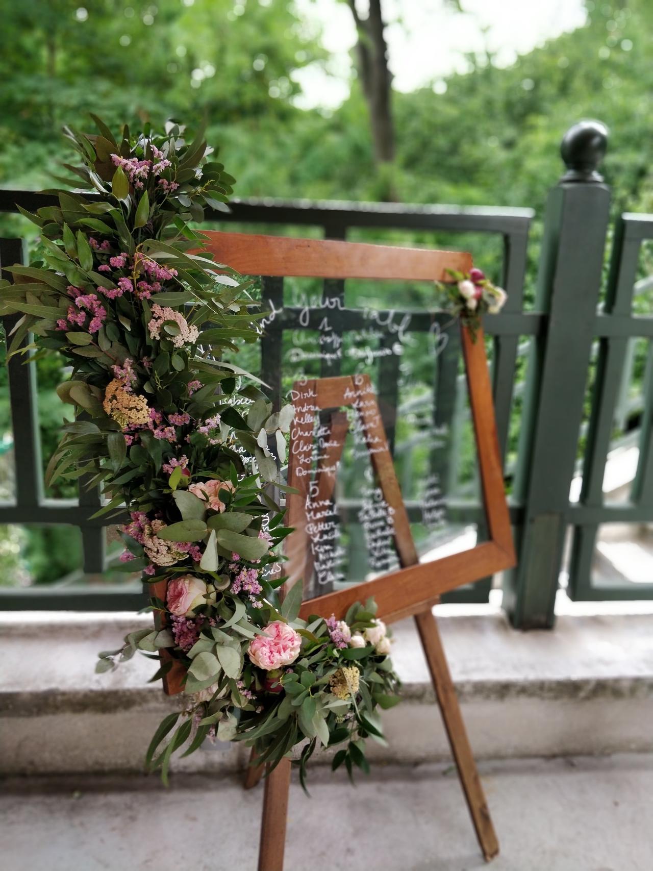 plan de table mariage original avec chevalet en bois et fleurs