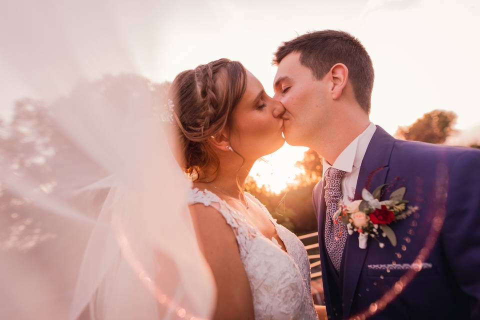 Couple qui s'embrasse au couché du soleil