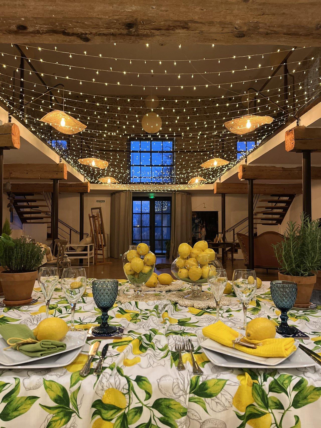 mariage dolce vita, interieur domaine avec table dressée couleurs vives avec citrons, serviettes jaunes assorties, verres bleus, tendance 2026