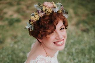 mariée aux cheveux courts avec couronne de fleurs dans les cheveux