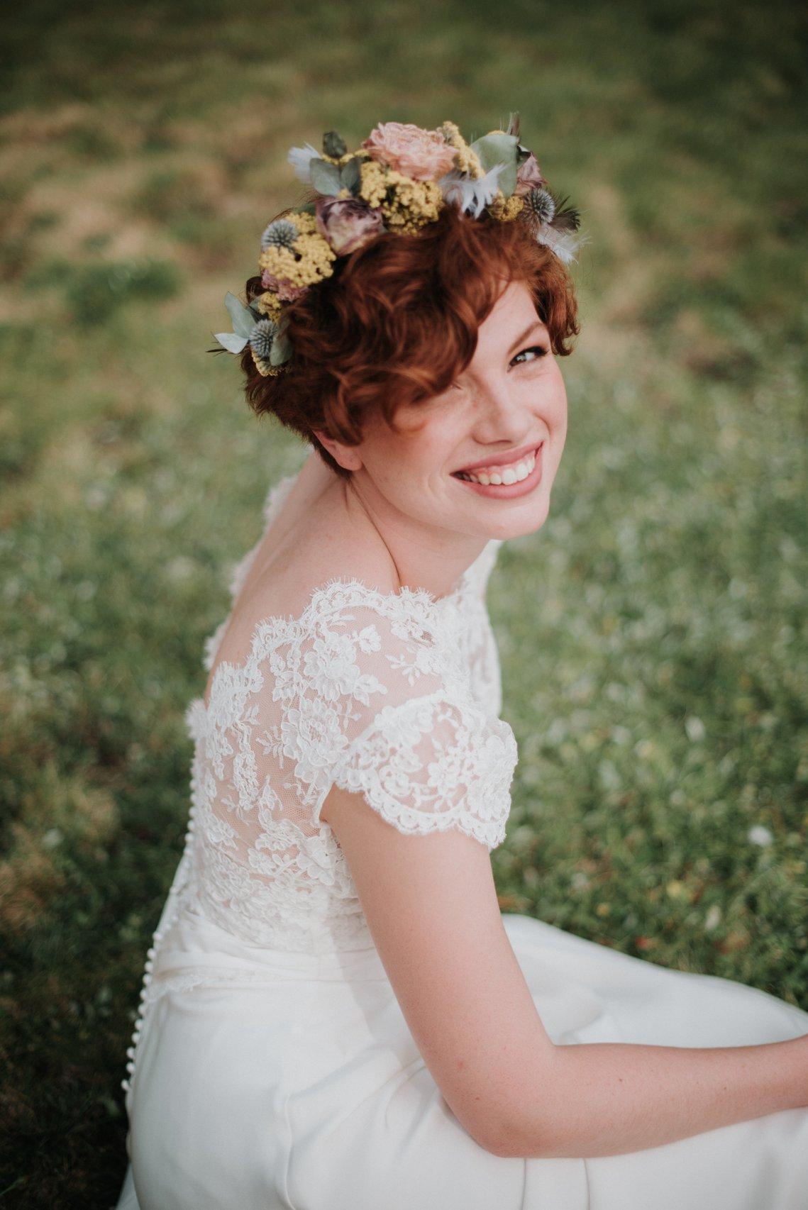 mariée aux cheveux courts avec couronne de fleurs dans les cheveux