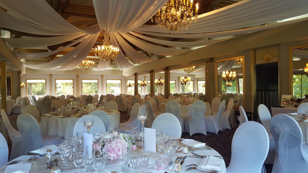 decoration  Voilages pour plafond de mariage chateau