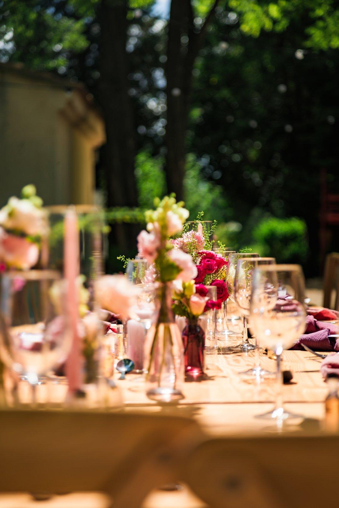 decoration mariage exterieur table florale