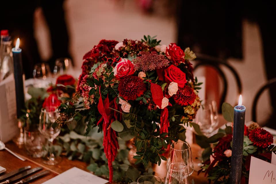 deco de table rouge pour mariage d'hiver avec fleurs rouges