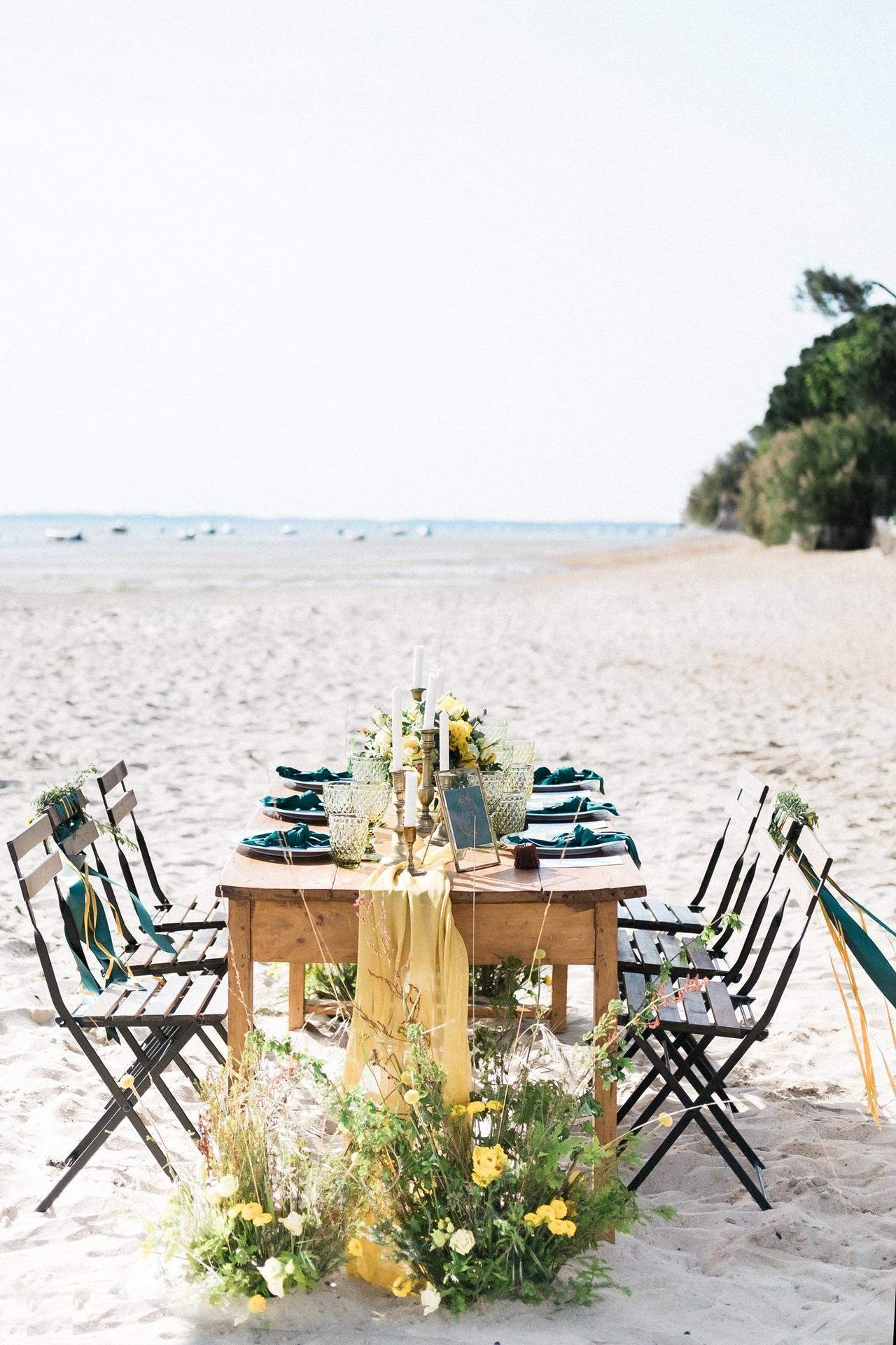 table de mariage intime dressée sur le sable, mariage sur la plage, mariage exterieur en plein air