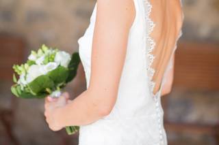 chignon bas coiffure mariage fleurs