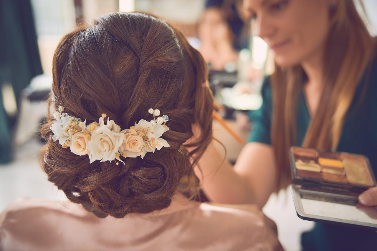 chignon bas coiffure mariage fleurs champetre