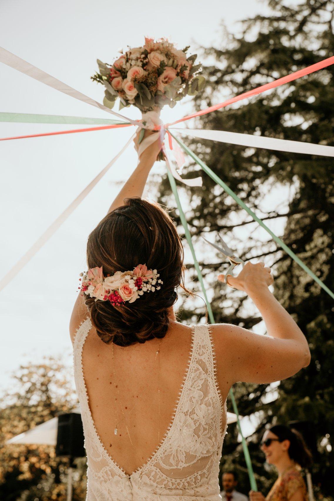 chignon bas coiffure mariage fleurs champetre