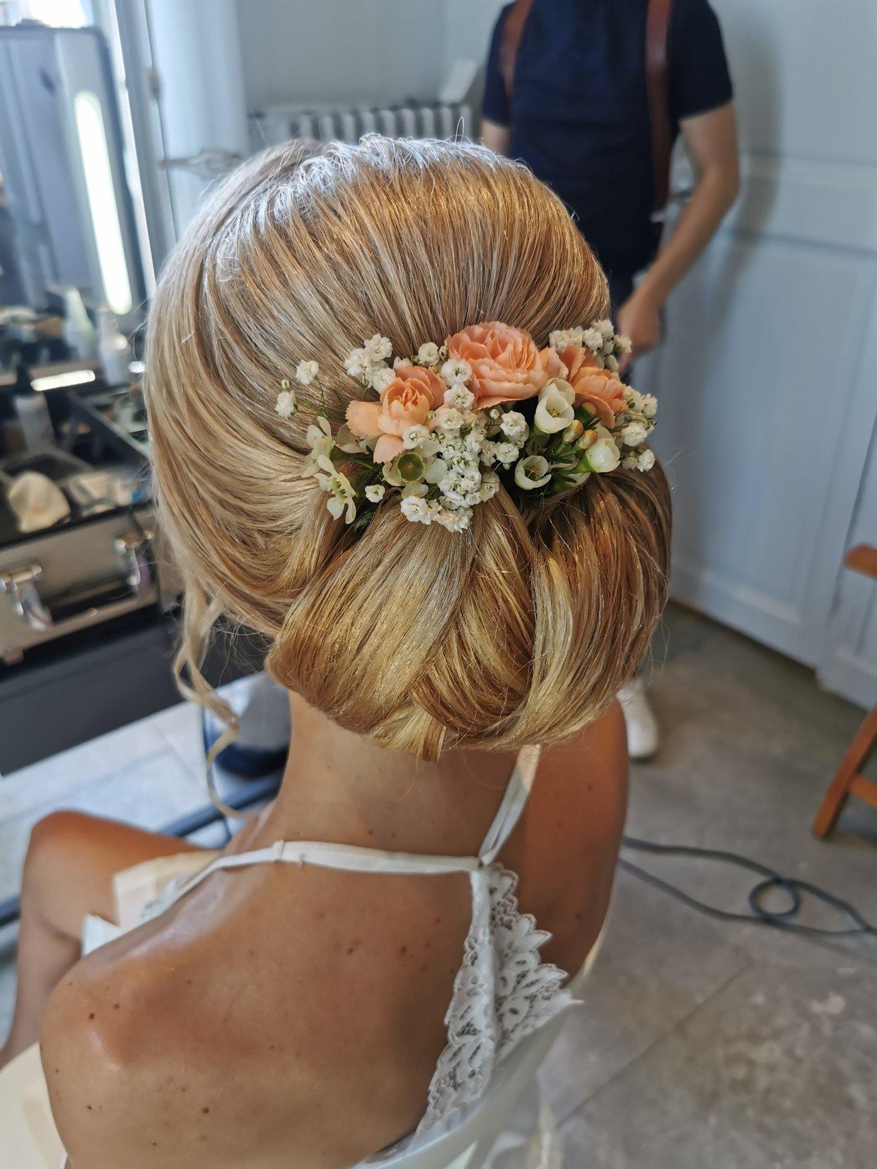 chignon bas mariage  plaque avec volume et accessoires fleuris