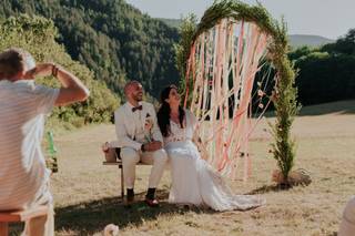 ceremonie laique chaises maries arche rubans