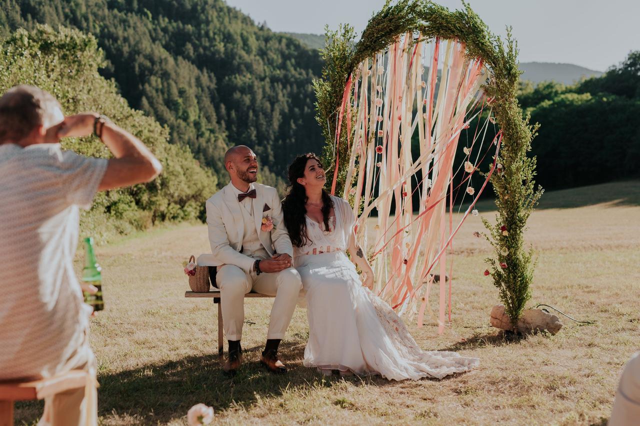 ceremonie laique chaises maries arche rubans