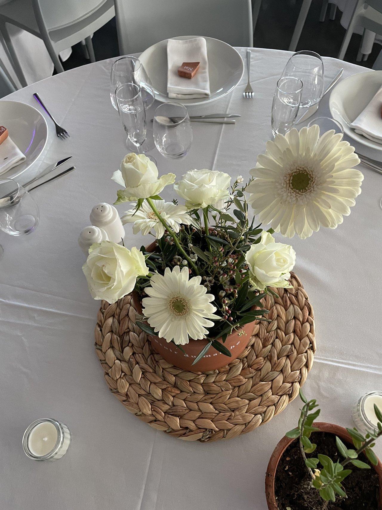 deco avec gerberas pour centre de table, fleurs les moins cheres pour mariage