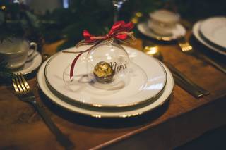 cadeau invité ferrero rocher dans une boule de noel transparente avec noeud rouge