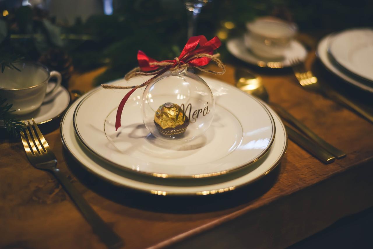 cadeau invité ferrero rocher dans une boule de noel transparente avec noeud rouge