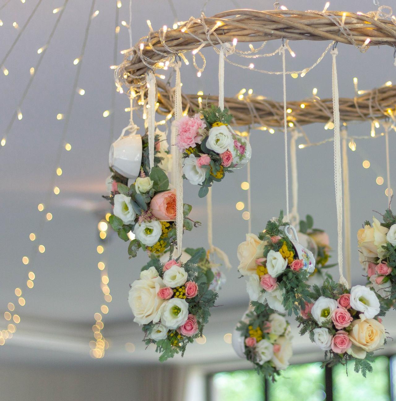 Décoration de plafond pour mariage : 40 idées avec des fleurs suspendues