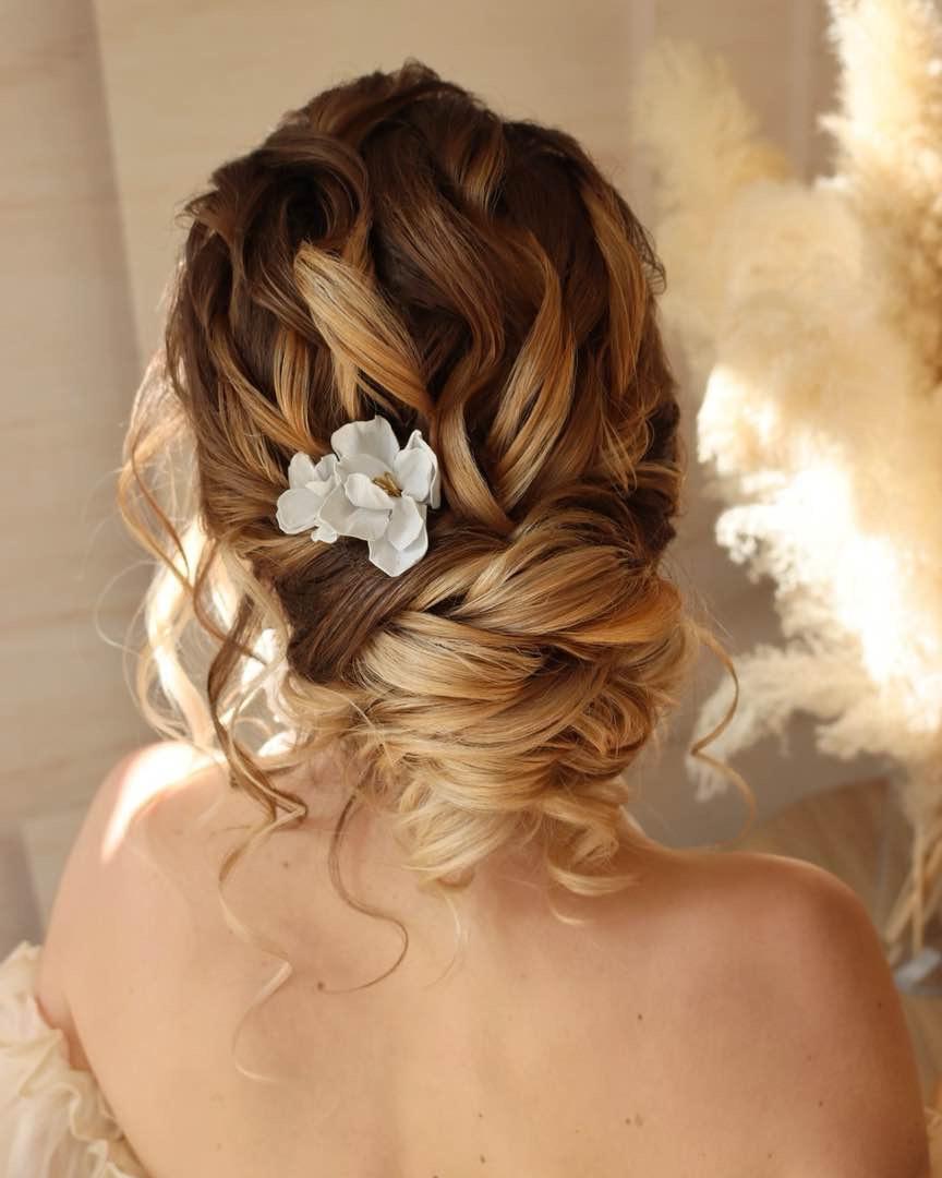 Chignon Bas 40 Idées Chics Ou Effet Décoiffé Pour Une Coiffure De Mariée Tendance 