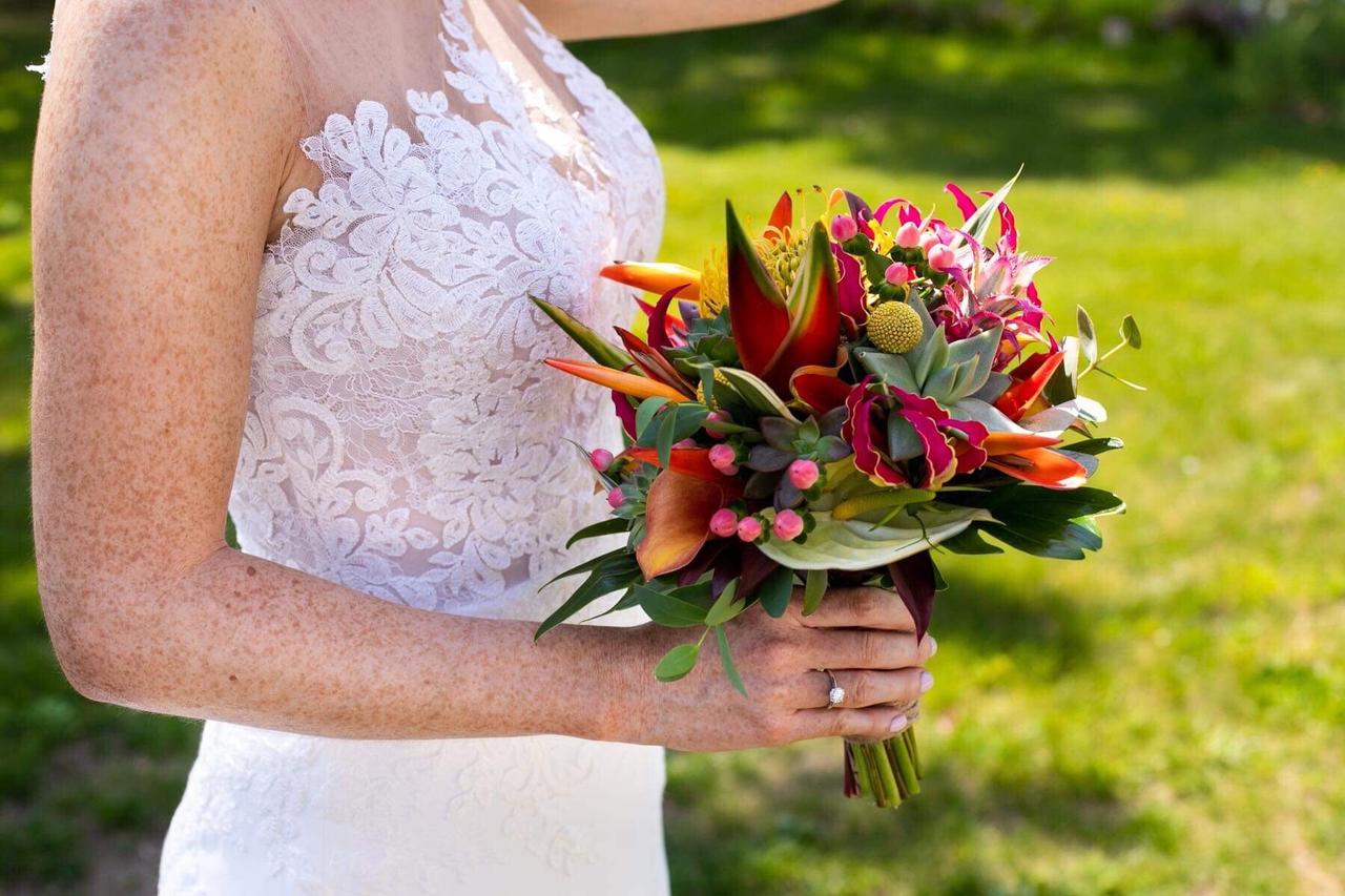 35 sublimes bouquets de mariée exotiques : une jungle colorée pour votre  look de mariée !