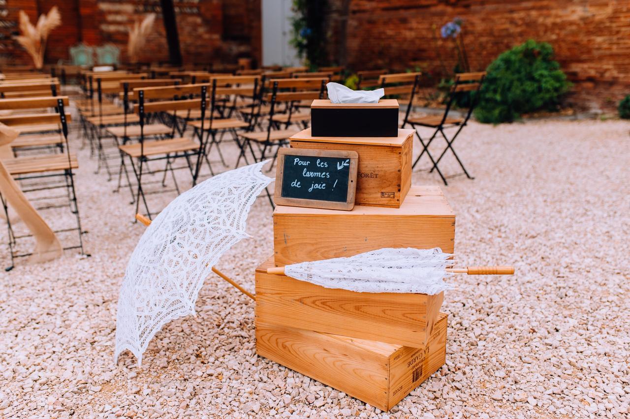 décoration cérémonie laïque exterieure avec parapluie et mouchoirs pour les larmes de joie