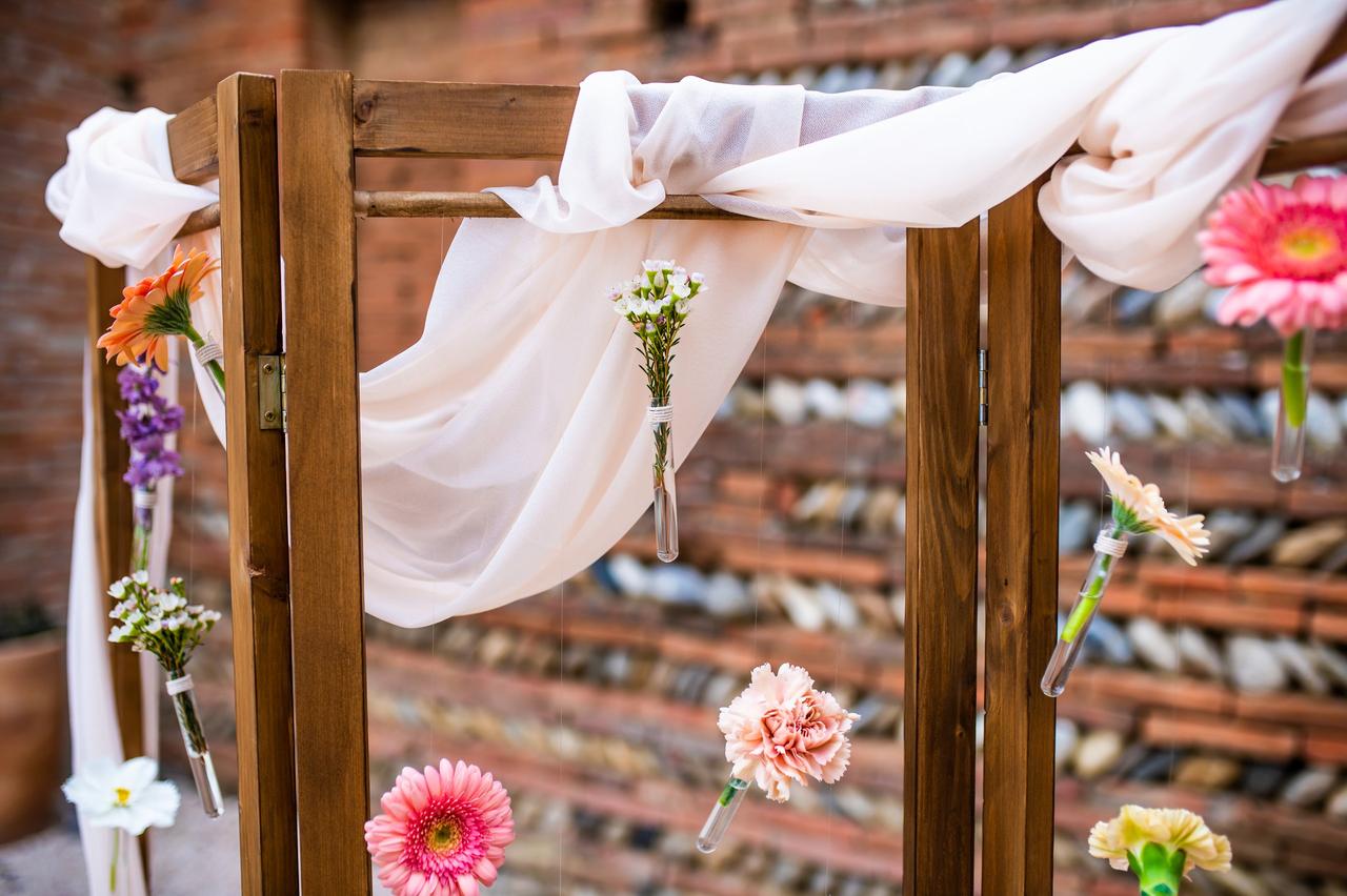 décoration cérémonie laïque mariage exterieure avec fleurs suspendues et voilage