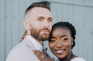 Coiffure mariage avec cheveux afro et tresse sur le côté