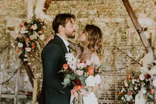 coiffure de mariage avec cheveux bouclés lachés mi-longs