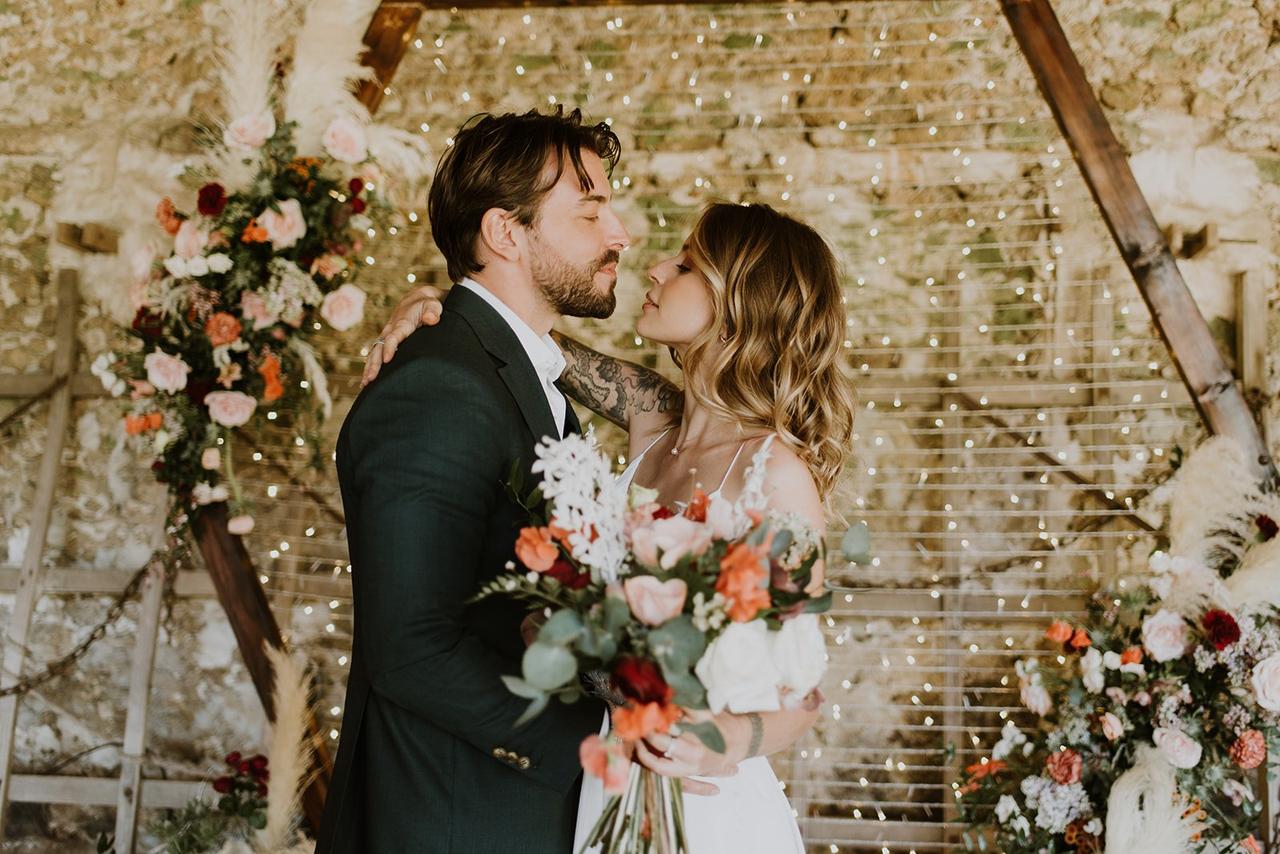 coiffure de mariage avec cheveux bouclés lachés mi-longs