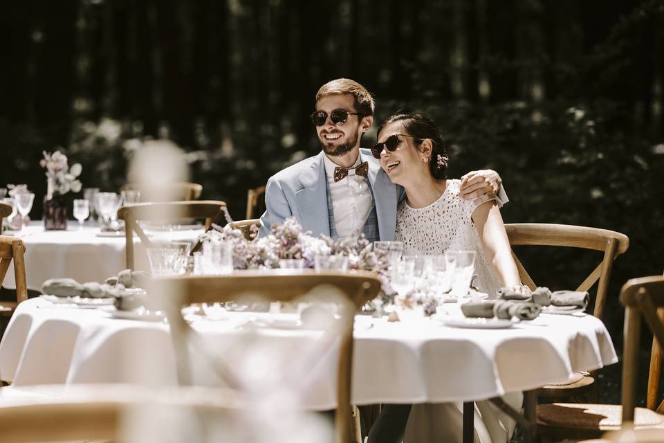 mariés avec lunette de soleil à table en plein air