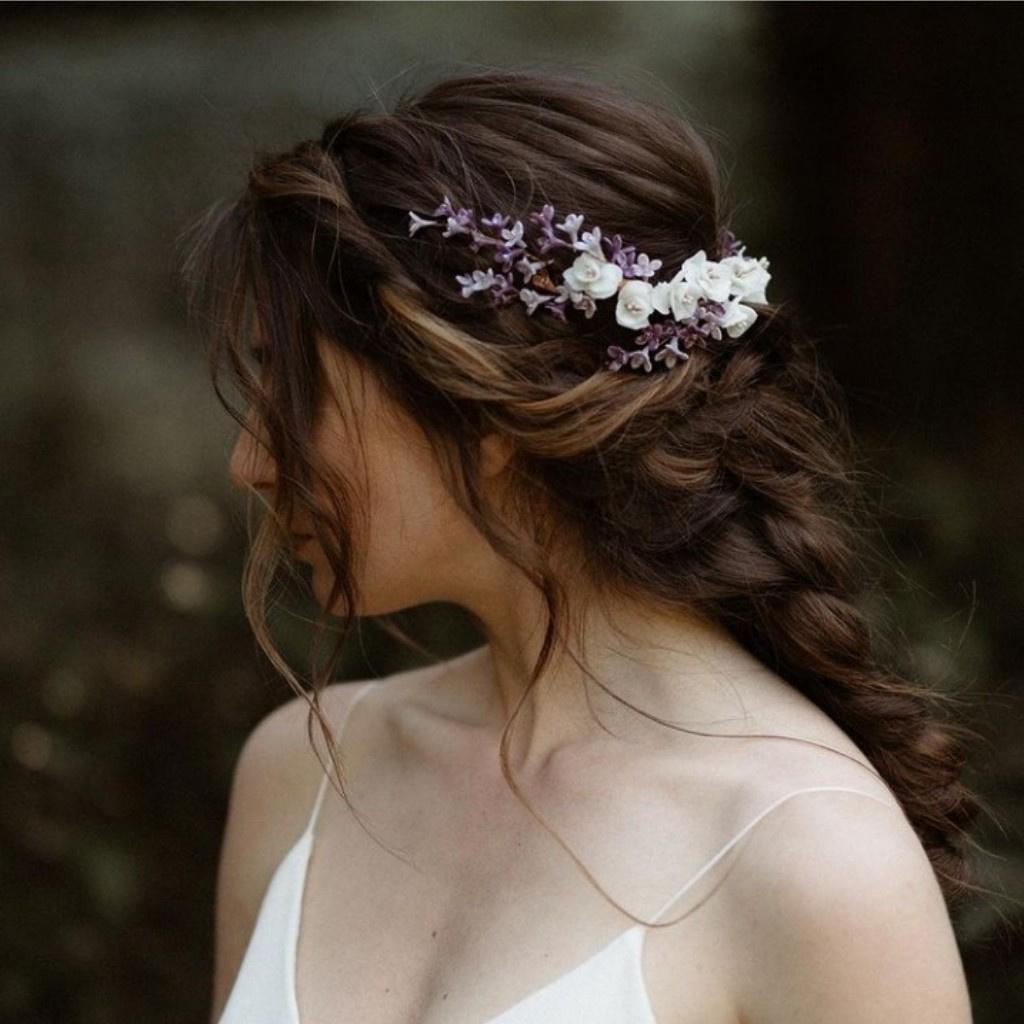 Coiffure mariage avec tresse et barrette fleurie