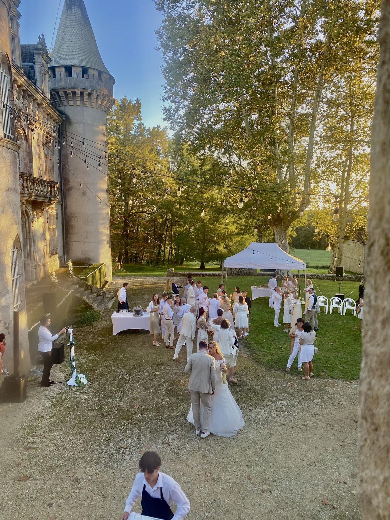 cocktail extérieur dans la cour du Château de Fondat, landes