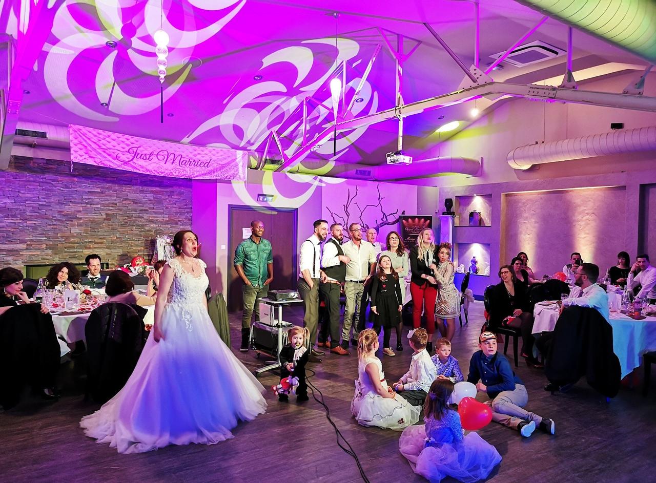 mariee en train de chanter chansons karaoke mariage