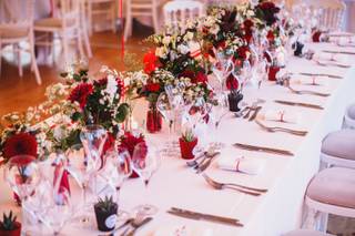 deco de mariage rouge d'hiver, table de mariage décorée en rouge et vert pour theme Noel